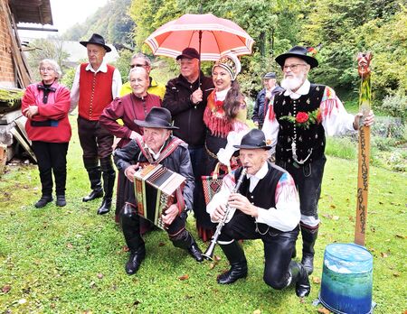 Župan Franc Čebulj s člani  KD Folklora Cerklje Cerkljanski gavnarji